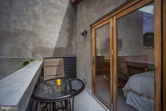 Building Photo - 430 Poplar St