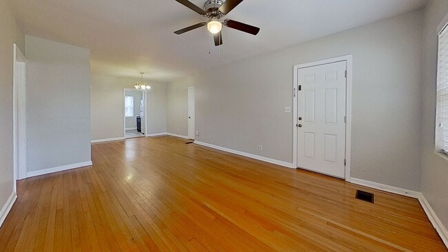 Building Photo - Cute and Charming Renovated Apartment!