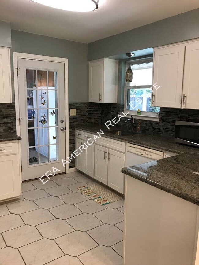 Building Photo - 912 Spruce Ct