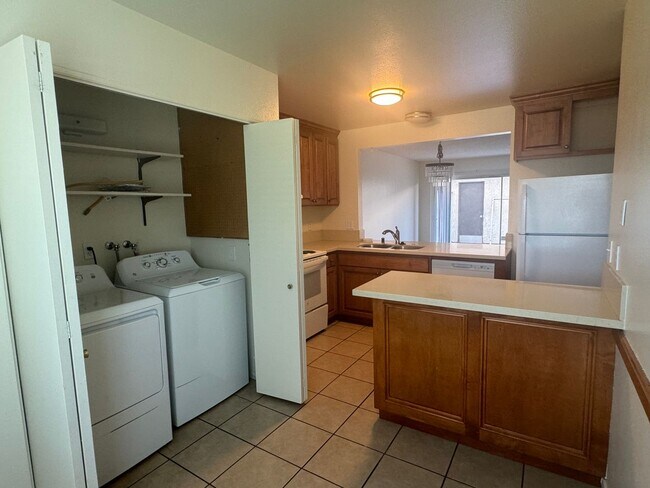 Building Photo - 3 bedroom 2 bathroom Condo in Riverside