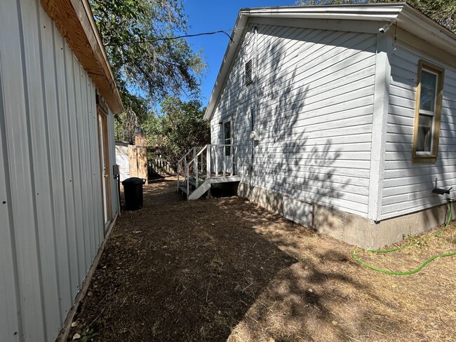 Building Photo - Cozy 2 Bedroom 1 Bath w/ all amenities and...