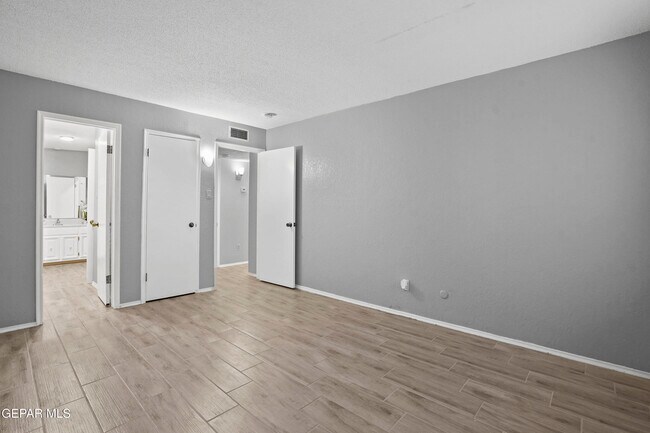 Building Photo - 6201 Escondido Dr