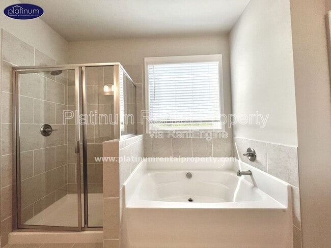 Building Photo - 2360 Manor Pointe Dr