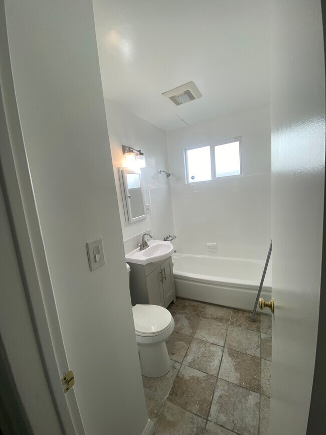 Building Photo - 1427 Centinela Ave