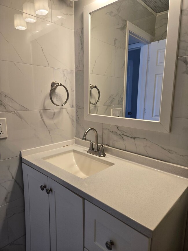 Building Photo - Renovated 2 Bedroom  Ranch for Rent in Aurora