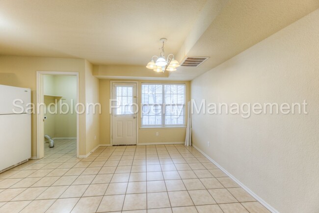 Building Photo - For Lease | Sand Springs | $1125 Rent | Av...