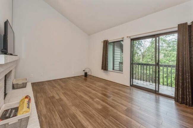 Building Photo - 2 bedroom in Kirkland WA 98034