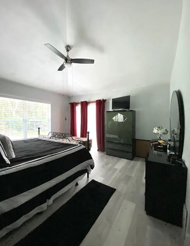 Building Photo - 6106 Everglades Dr