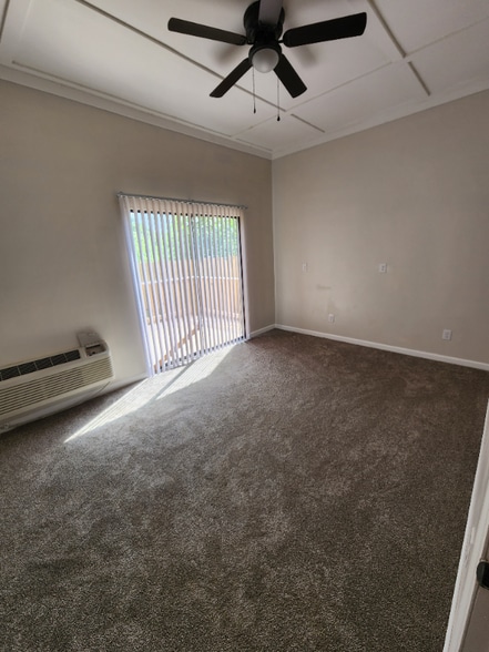 Building Photo - 34 Davis St W