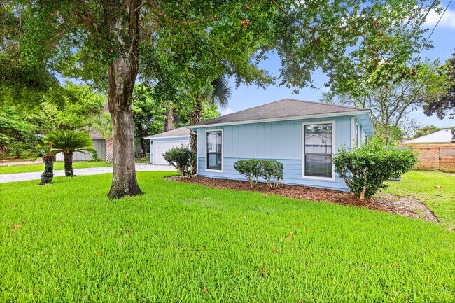 Building Photo - 349 Primrose Cir