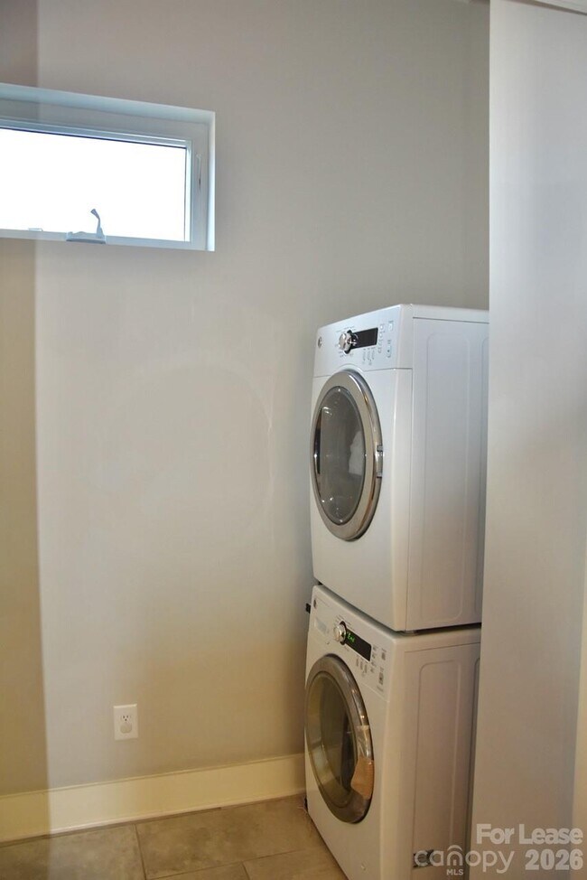 Building Photo - 916 Westbrook Dr