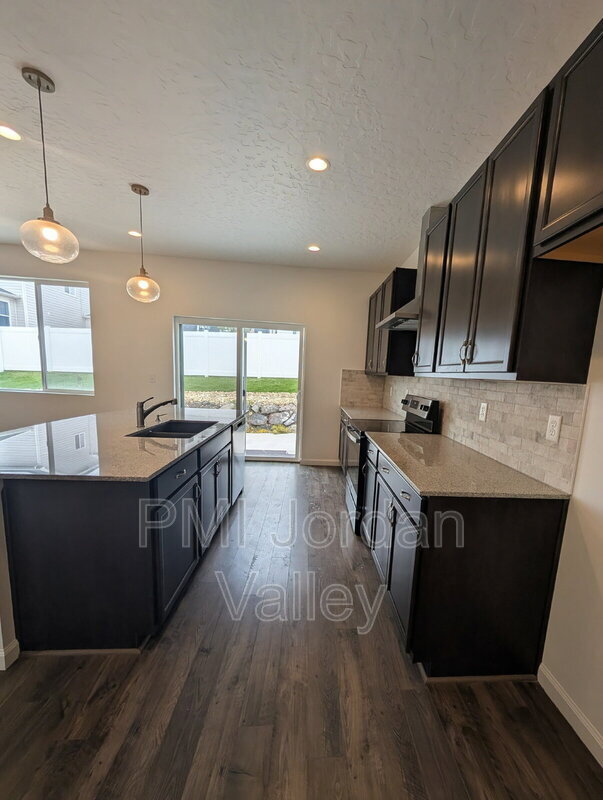 Building Photo - 2123 Wallflower Dr