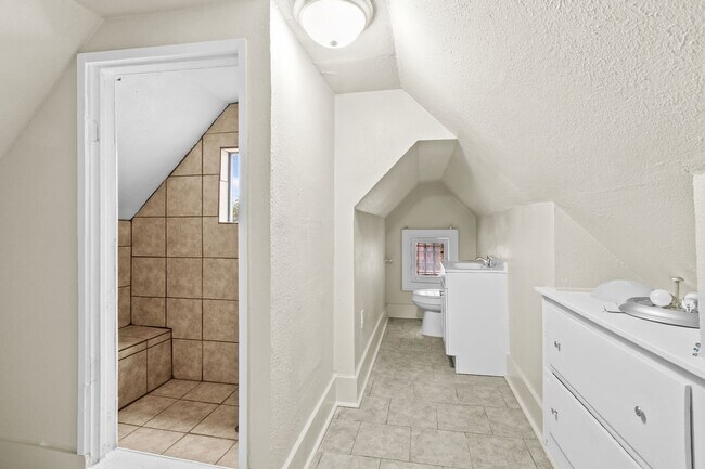 Building Photo - 1618 W Kings Hwy