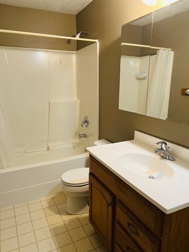Building Photo - 5408/5410 Helen Ct