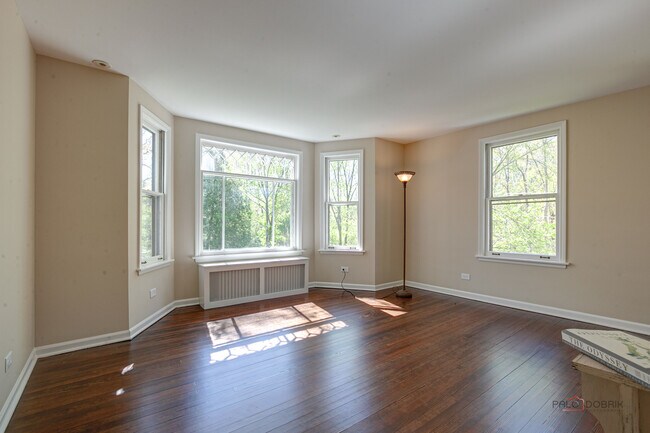 Building Photo - 544 Ravine Ave