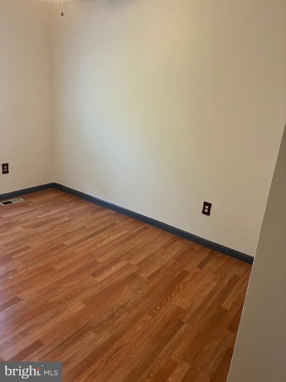 Building Photo - 8265 Londonderry Ct
