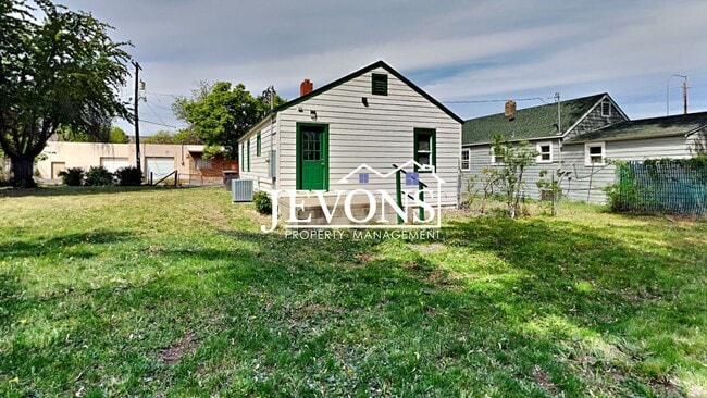 Building Photo - Step into your new residence, a charming s...