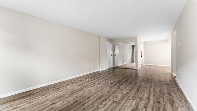 Building Photo - 1225 S Maple Rd