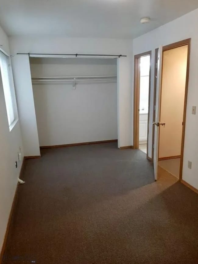 Building Photo - 4 Bedroom Townhome in Hawks Ridge
