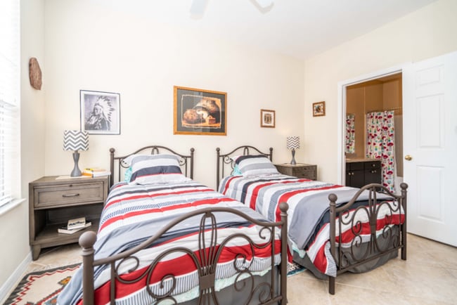 Building Photo - "Charming 2-Bed, 2-Bath Townhouse Retreat in Tampa's Serene White Lake Court!"