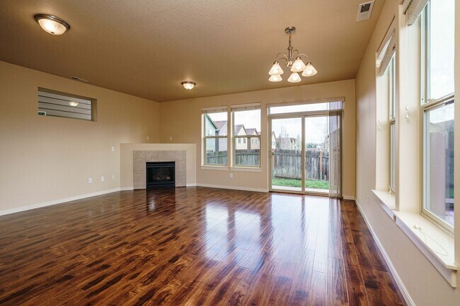 Building Photo - Convenient Location 3 Bedroom 2.5 Bathroom with Fence Back Yard