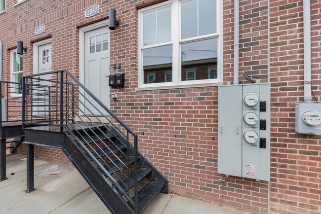 Building Photo - 2057 E Rush St