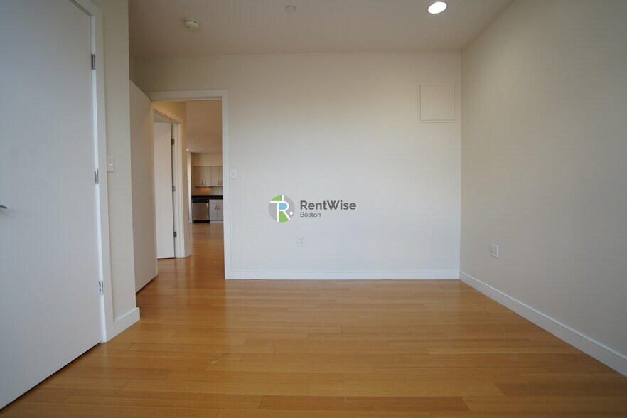 Building Photo - 601 Albany St
