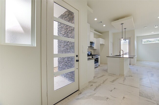Building Photo - 2928 El Fenice Ln