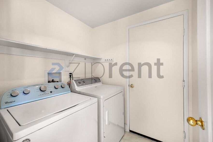 Building Photo - Unit