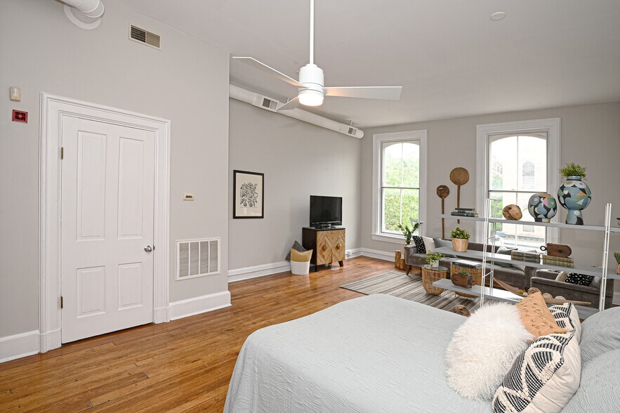 Building Photo - 1343 Main St