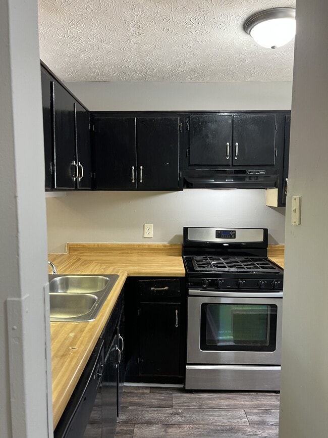 Building Photo - 2051 Charter Ln