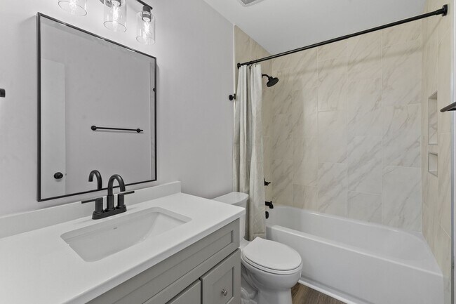Building Photo - Newly Renovated 2 Bed, 1 Bath in Downtown Wake Forest!