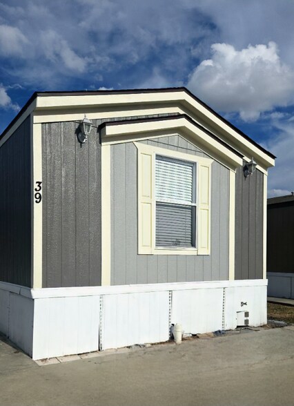 Building Photo - 1120 N Vista Dr