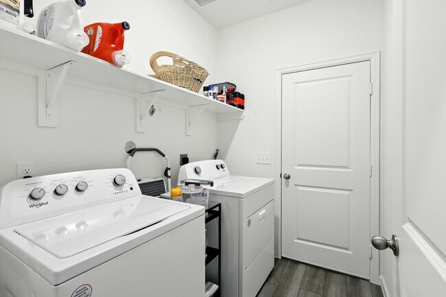 Building Photo - 5830 Capri Frst Dr