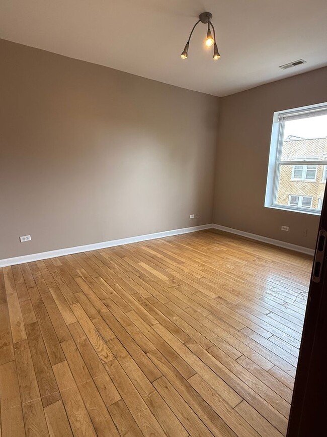 Building Photo - 3 Bedroom 2 Bath Apartment in Rogers Park