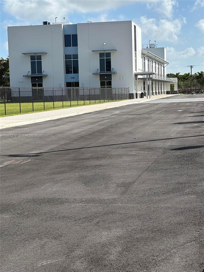 Building Photo - 2050 NE 140th St