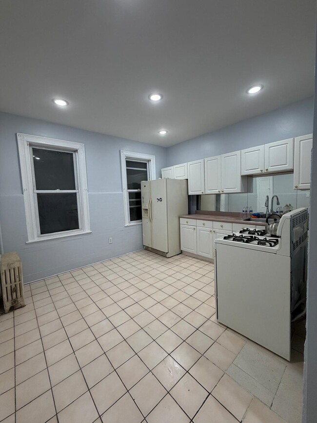 Building Photo - 154 W 33rd St