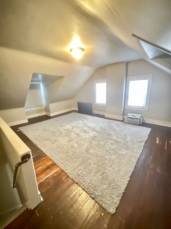 Building Photo - 213 E Ross St