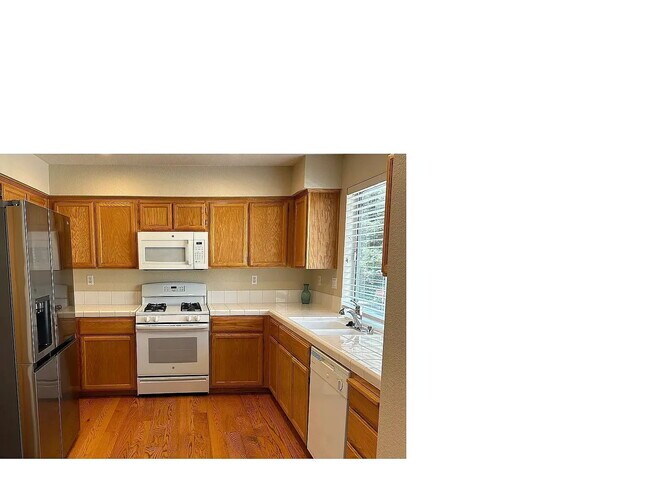 Building Photo - Beautiful End-Unit Townhome in Desirable S...