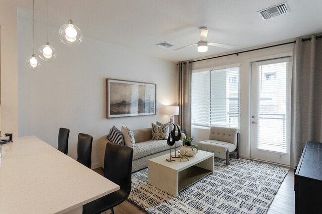 Building Photo - Liv+ Union Peak