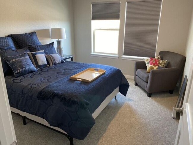 Building Photo - Flying Horse Luxury 4 Bed Townhouse with Mt. Views