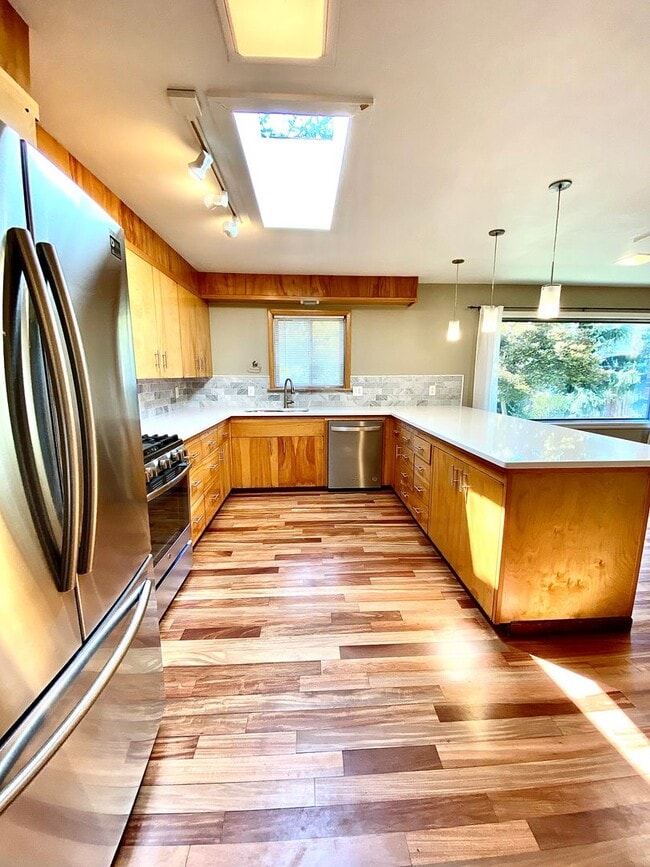 Building Photo - 4 Bedroom 2.5 bath on Central Rim minutes from downtown