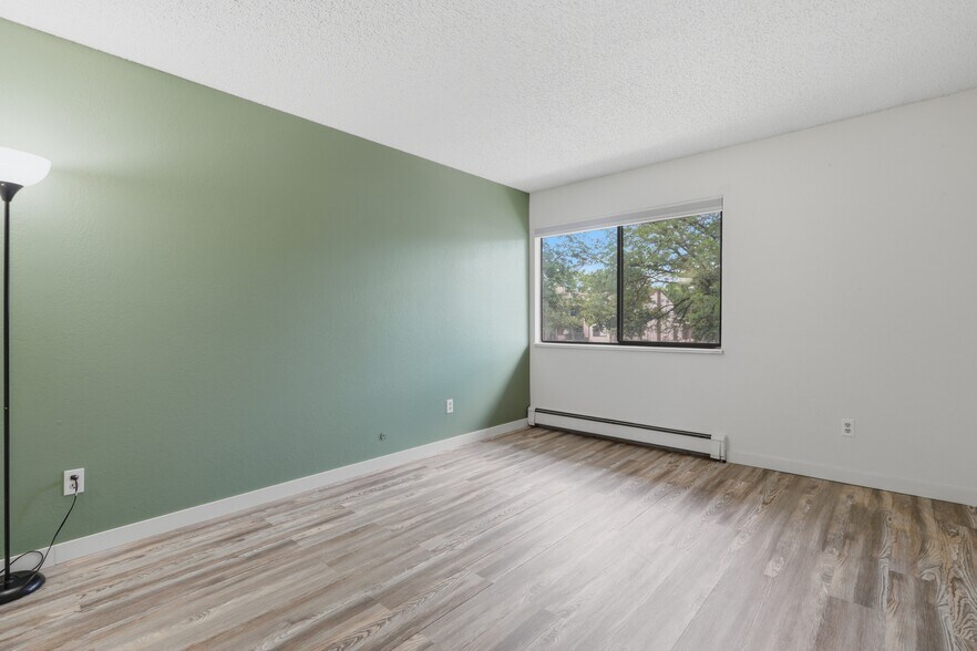 Main Bedroom w/ Walk-In Closet - 555 28 1/2 Rd
