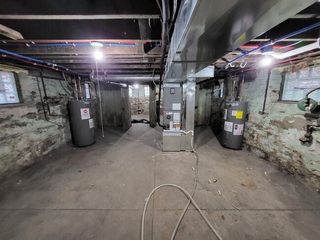 Building Photo - Completely Renovated New and Open Concept ...