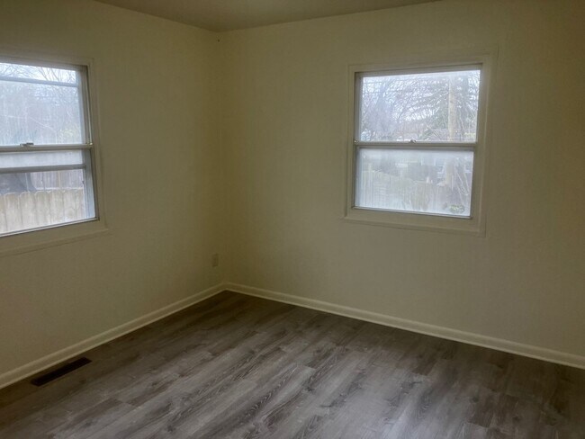 Building Photo - Charming 3BR Home with Beautiful Wood Floors