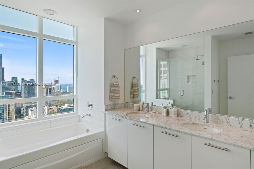 Building Photo - 950 Brickell Bay Dr