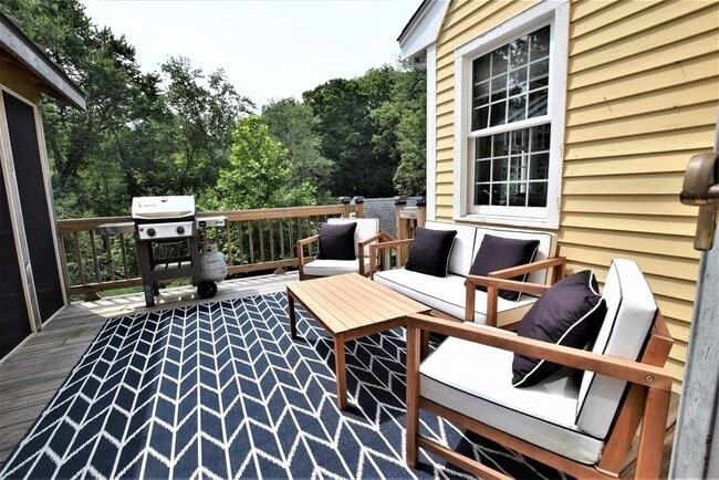 Building Photo - 398 Davis St