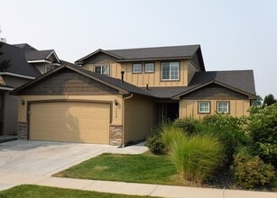 Building Photo - Beautiful 4 bed 2.5 bath home in the perfect Meridian location just off Ustick between Linder and...