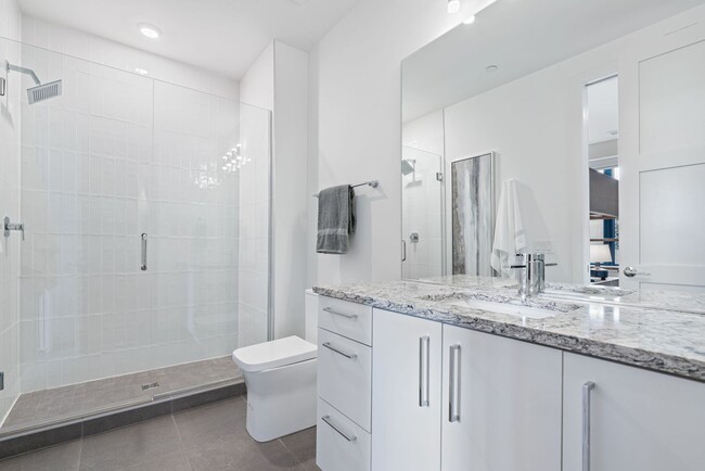 Building Photo - LUX 3BD, 5BA Townhome Near Cherry Creek, C...