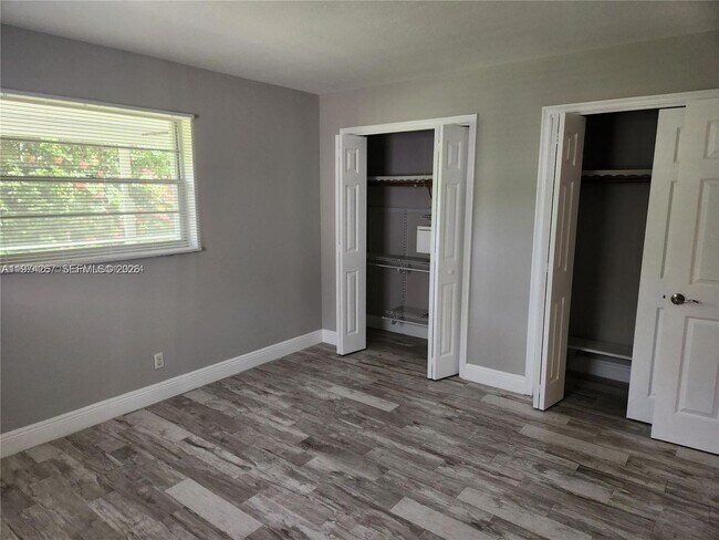 Building Photo - 107 18th Ave S